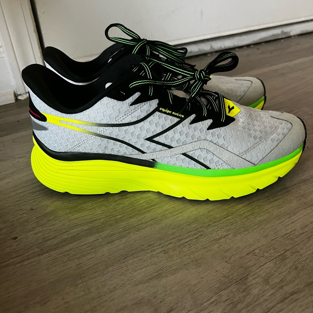 Brand New (NO BOX) DIADORA Volo Men size 9.5